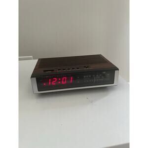 Vintage Lloyd's Electronics AM/FM Digital Alarm Clock Radio J202B